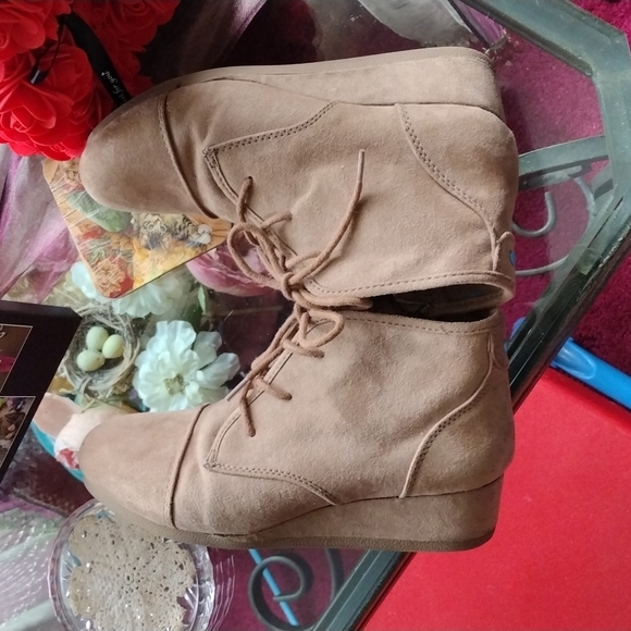 Cat & Jack Booties, sz 3 - Picture 5 of 9